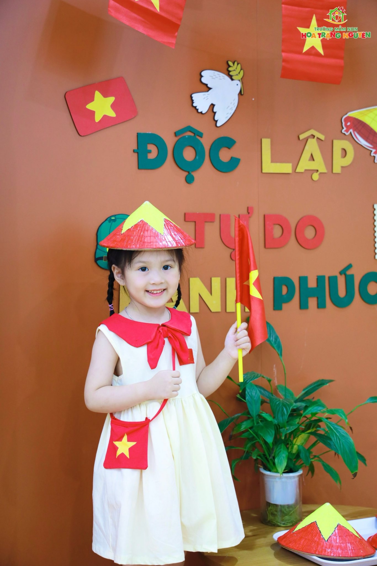 Rực rỡ sắc đỏ tự hào Việt Nam tại Hoa Trạng Nguyên